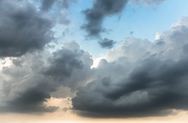 Antecedentes de nuvens de tempestade antes de uma tempestade de trovão — Fotografia de Stock