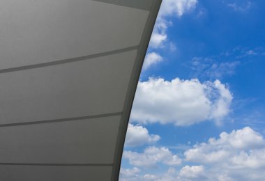 Mavi gökyüzü karşı mukavemetli gölgelendirme çatı detay