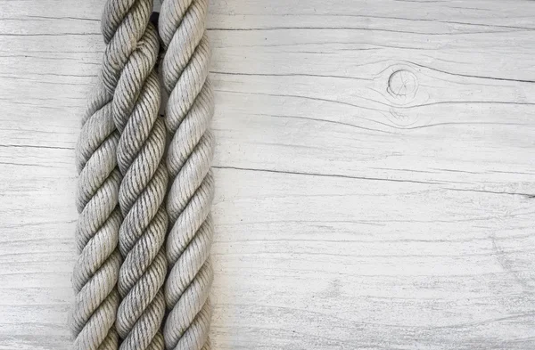 Деревянные доски на фоне веревки — стоковое фото