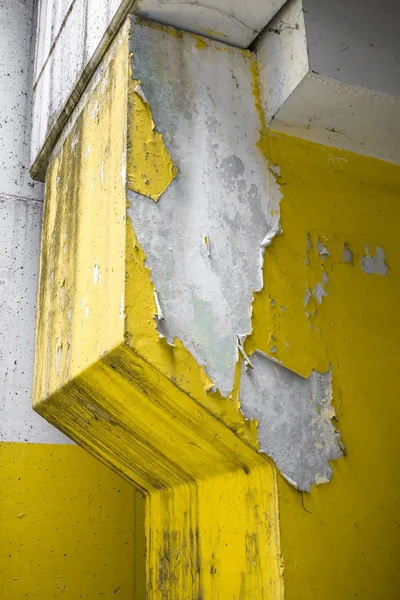 Pillar with yellow peeling paint — Stock Photo, Image