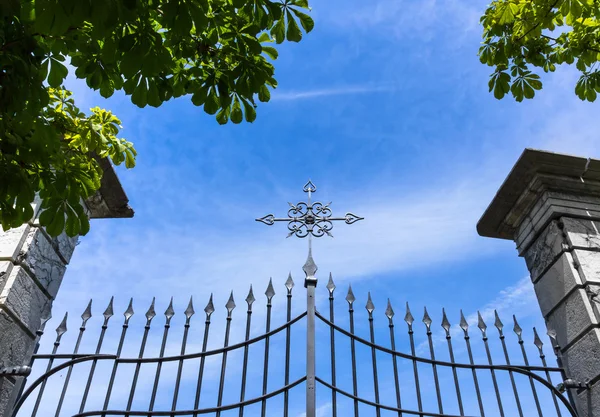 Puerta con cruz — Foto de Stock