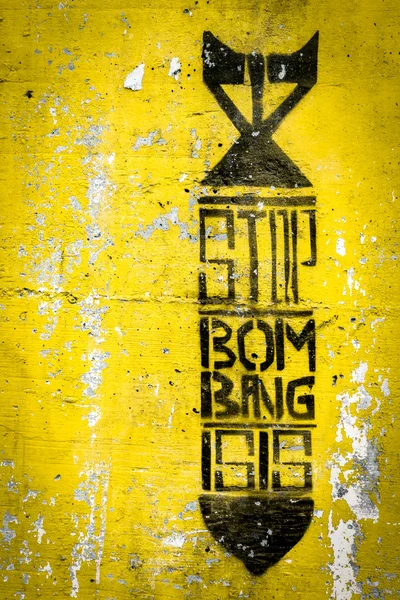 涂鸦在墙上描绘的一枚炸弹的轮廓. — 图库照片