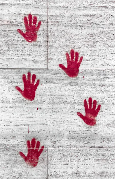 Véres kéz nyomtatási falon — Stock Fotó