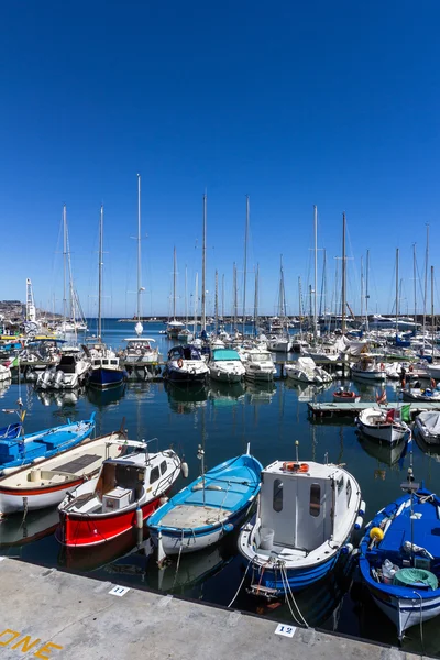 Barcos pequeños en el puerto — Foto de Stock