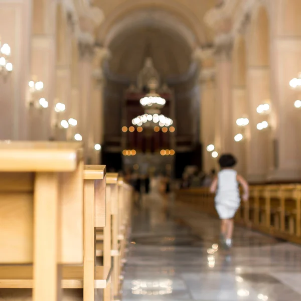 一个小女孩跑到教堂，走向祭坛 — 图库照片