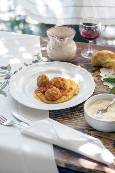 Polenta Con Albóndigas Salsa Tomate Carne Cerdo Italiana Tradicional Albóndigas —  Fotos de Stock