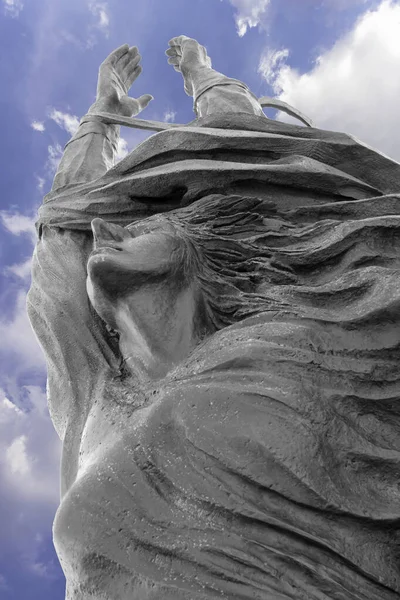 Estatua Una Mujer Con Los Brazos Extendidos Hacia Arriba Paz — Foto de Stock