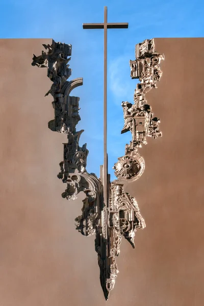 Moderne Sculptuur Van Een Ijzeren Kruis Met Tandwielen — Stockfoto