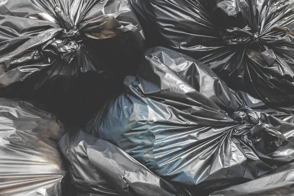 Vuilnishoop Zwarte Plastic Zakken Vuilniszak Afvalvervuiling Stapel Zwarte Vuilniszakken Zwarte — Stockfoto