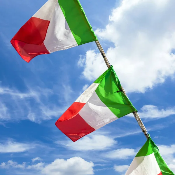 Italienische Flaggen Himmel Kleine Italienische Fahnen Wehen Wind Vor Blauem — Stockfoto
