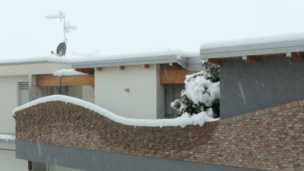 Vivienda Europea Invierno Norte Italia Zona Residencial Invierno Fuertes Nevadas Video de stock