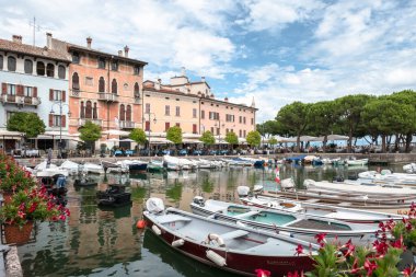Porto Vecchio di Desenzano. Desenzano del Garda (BS), İtalya - 24 Ağustos 2020.