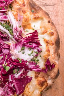 İtalyan pizzası, mozzarella ve radicchio.