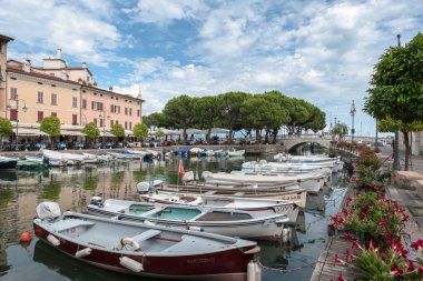 Porto Vecchio di Desenzano. Desenzano del Garda (BS), İtalya - 24 Ağustos 2020.