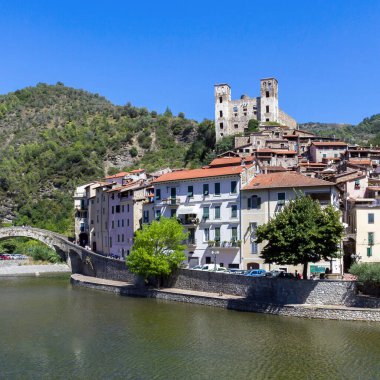 Dolceacqua kasabası. Liguria, İtalya Monet 'nin Nervia Nehri üzerindeki köprüsü. Doria kalesinin bulunduğu tepede. Dolceacqua, Imperia (ITALY) - 15 Ağustos 2016.