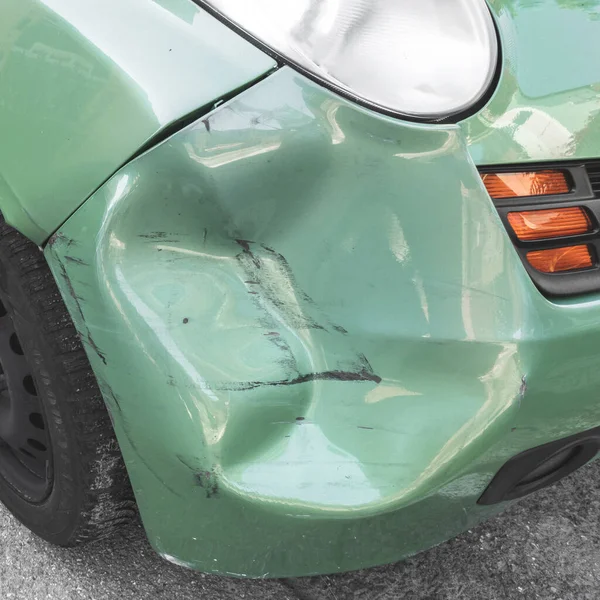 Zielony Wgnieciony Samochód Ciało Boczne Samochodu Zostało Uszkodzone Przez Wypadek — Zdjęcie stockowe