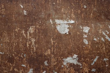Paslı metal zemin, yırtık kağıt parçalarıyla.