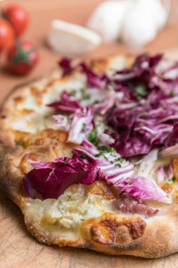 İtalyan pizzası, mozzarella ve radicchio salatası. Sığ DOF.