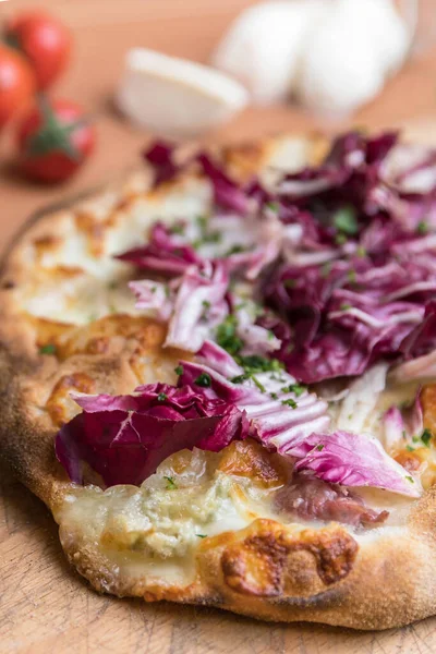 İtalyan pizzası, mozzarella ve radicchio salatası. Sığ DOF.