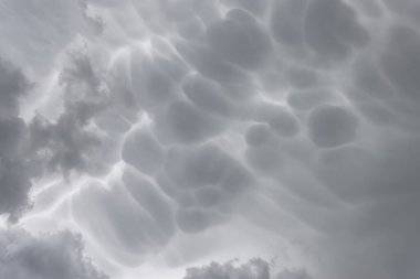 Mammatus fırtına bulutları. Mammatus gök gürültüsü bulutları ideal fırtınalı bir zemin oluşturuyor.
