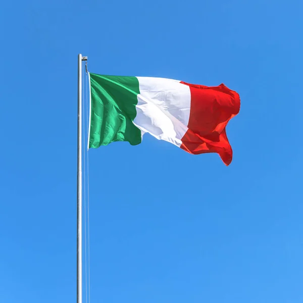 蓝天背景下的意大利国旗 — 图库照片