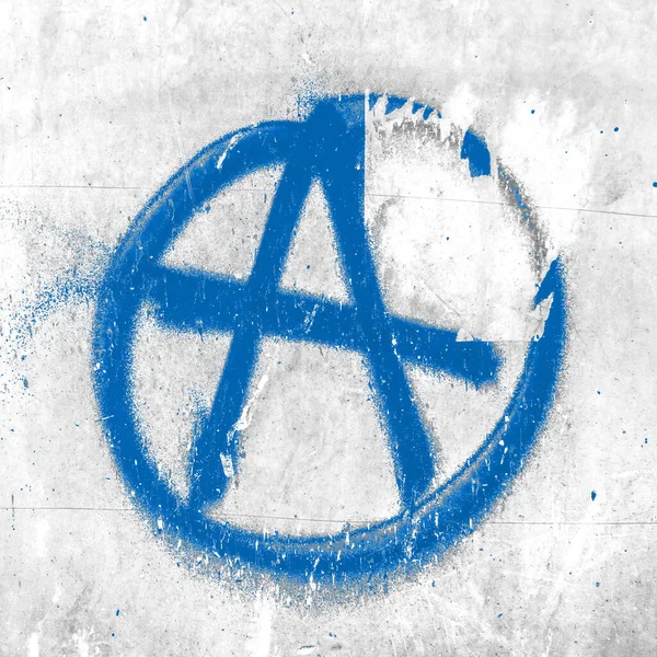 Blaues Symbol Der Anarchie Gemalt Auf Die Abblätternde Alte Wand — Stockfoto