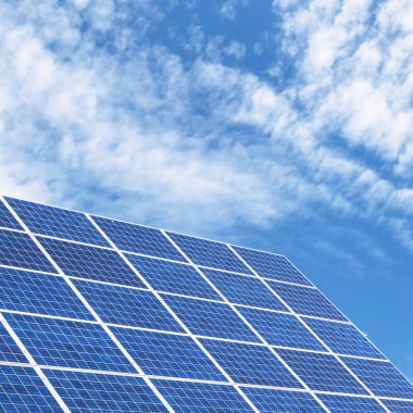 Mavi arkaplanlı temiz enerji için güneş panelleri. 