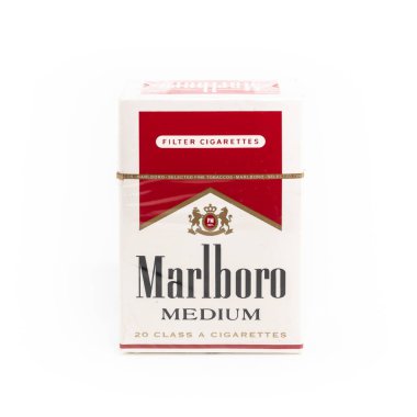 Philip Morris 'in yaptığı bir paket Marlboro Medium Cigarettes. Marlboro dünyadaki en çok satan sigara markasıdır. Bergamo, İtalya - 24 Mart 2021
