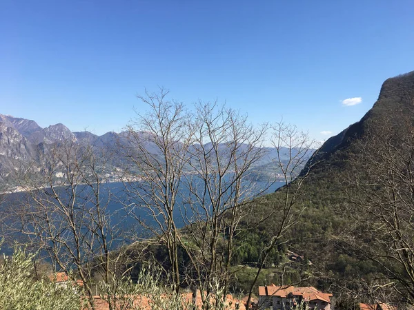 伊索湖上的伊索拉山的空中景观 令人惊奇的意大利风景 Fonteno Italy April 2021 — 图库照片