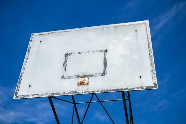 Aro de baloncesto roto —  Fotos de Stock