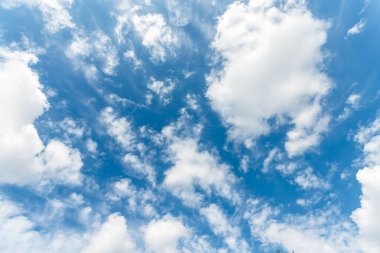 Beyaz bulutlu güzel bir gökyüzü. Tasarımlarınız için gökyüzü dokusu, deseni ve arkaplanı.