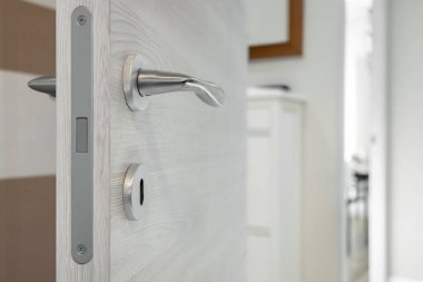 Emlak konsepti kapı kolu. Oturma odasına yakın kapı tokmağı, yeni ev konsepti..