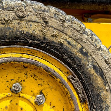 Sarı buldozer lastik