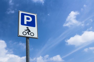 Park motosiklet arka planda gökyüzü ile