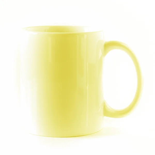 Una taza amarilla, vacía, aislada sobre fondo blanco — Foto de Stock