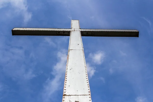 Een grote ijzeren kruis, vereeuwigd in achtergrondverlichting. — Stockfoto