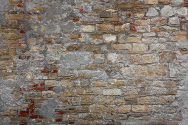 Kırsal duvar kil tuğlalardan yapılmış kahverengi ve kırmızı.