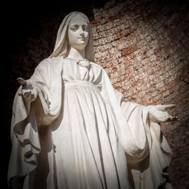 saint Mary beyaz taş heykel