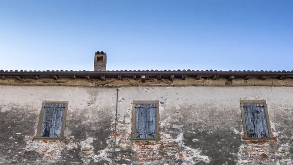 Old rubbed house facade in italy — Stock Photo, Image