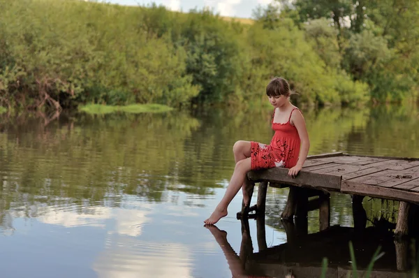 Fille sur le pont — Photo