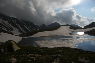 Dağların yalnız çadırda