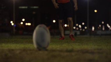 Ragbi yakın çekim antrenmanı. Parkta tek başına. 