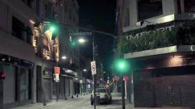 Şehir merkezindeki iş merkezinin dışında salgın yüzünden tüm dükkanlar kapalı.