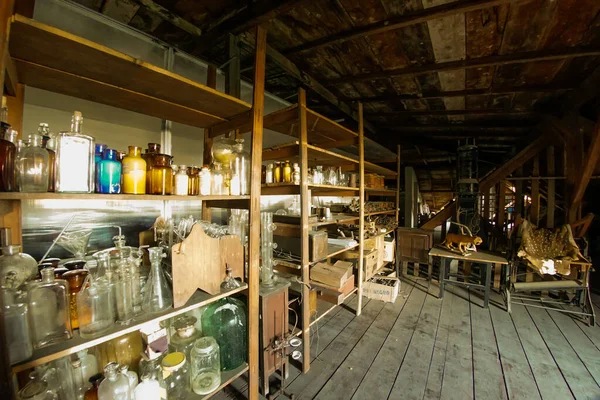 Tavan arasında eski şeylerle dolu ahşap benlikler var. 