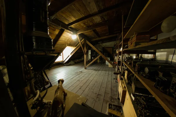 Tavan arasında eski şeylerle dolu ahşap benlikler var. 