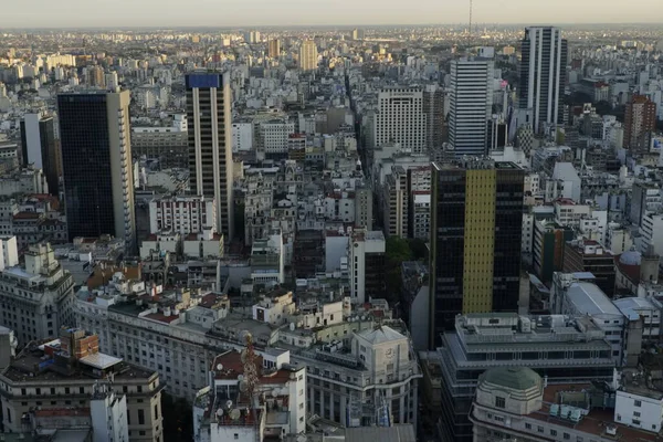 Şehir manzarası Buenos Aires şehir merkezi binalardan ve sokaklardan yüksek irtifa çekti. 