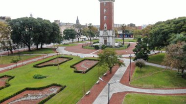 Buenos Aires, Arjantin 'in Buenos Aires şehir merkezindeki boş bir caddenin geniş açıyla görüntüsü. Sahnede, dükkanlar ve yerleşim birimleri de dahil olmak üzere caddenin her iki tarafını kaplayan yüksek binalar yer alıyor.. 