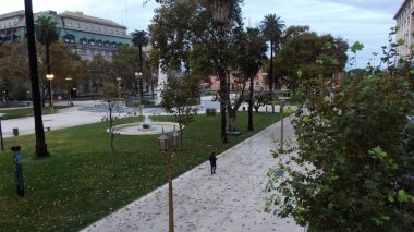 Buenos Aires, Arjantin 'in Buenos Aires şehir merkezindeki boş bir caddenin geniş açıyla görüntüsü. Olay yerinde dükkanlar ve konut birimleri de dahil olmak üzere yüksek binalar yer alıyor.