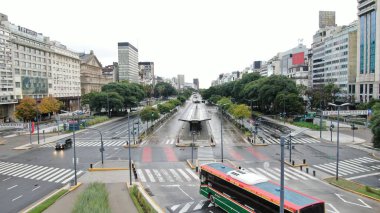 Buenos Aires, Arjantin 'in Buenos Aires şehir merkezindeki boş bir caddenin geniş açıyla görüntüsü. Olay yerinde dükkanlar ve konut birimleri de dahil olmak üzere yüksek binalar yer alıyor.