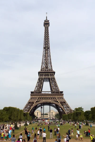 Tourists at the Champ de Mars — Stock Photo, Image